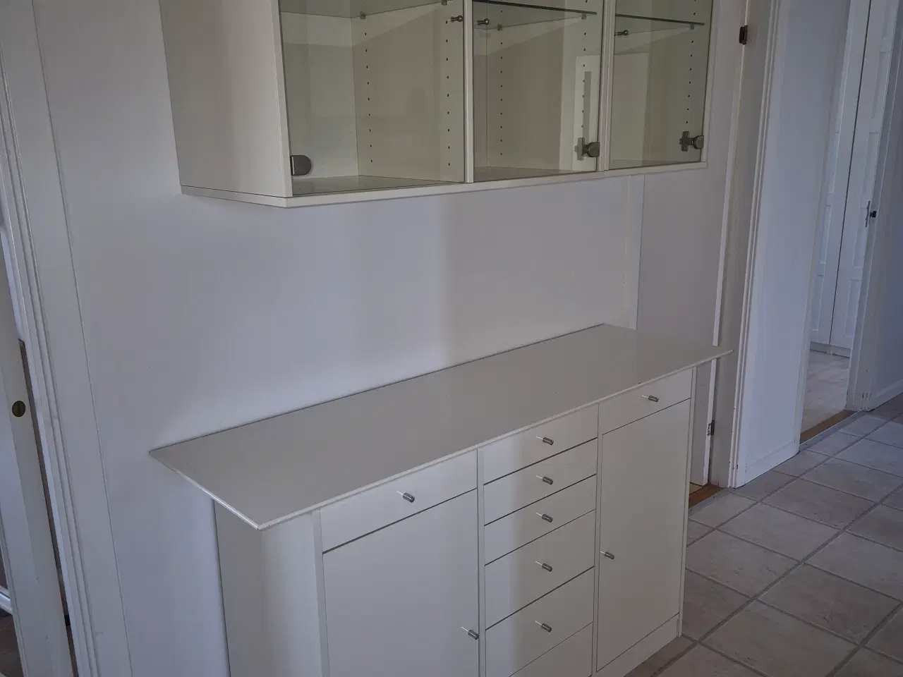 Billede 1 - Hvid skænk med overskabe bortgives