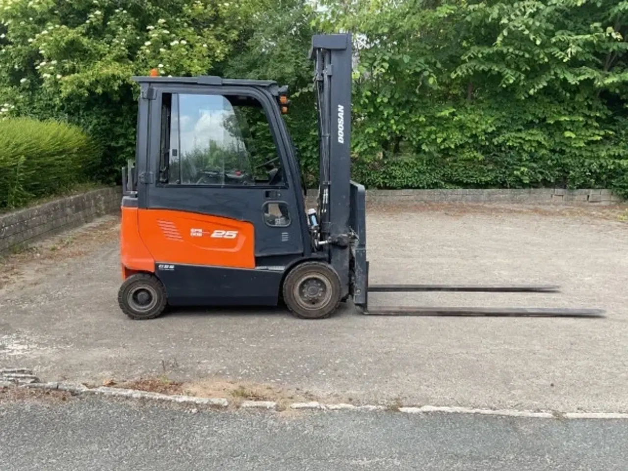 Billede 4 - Doosan 2500kg Eltruck med førrehus. Lange gafler fra2018 Ny pris 75000kr