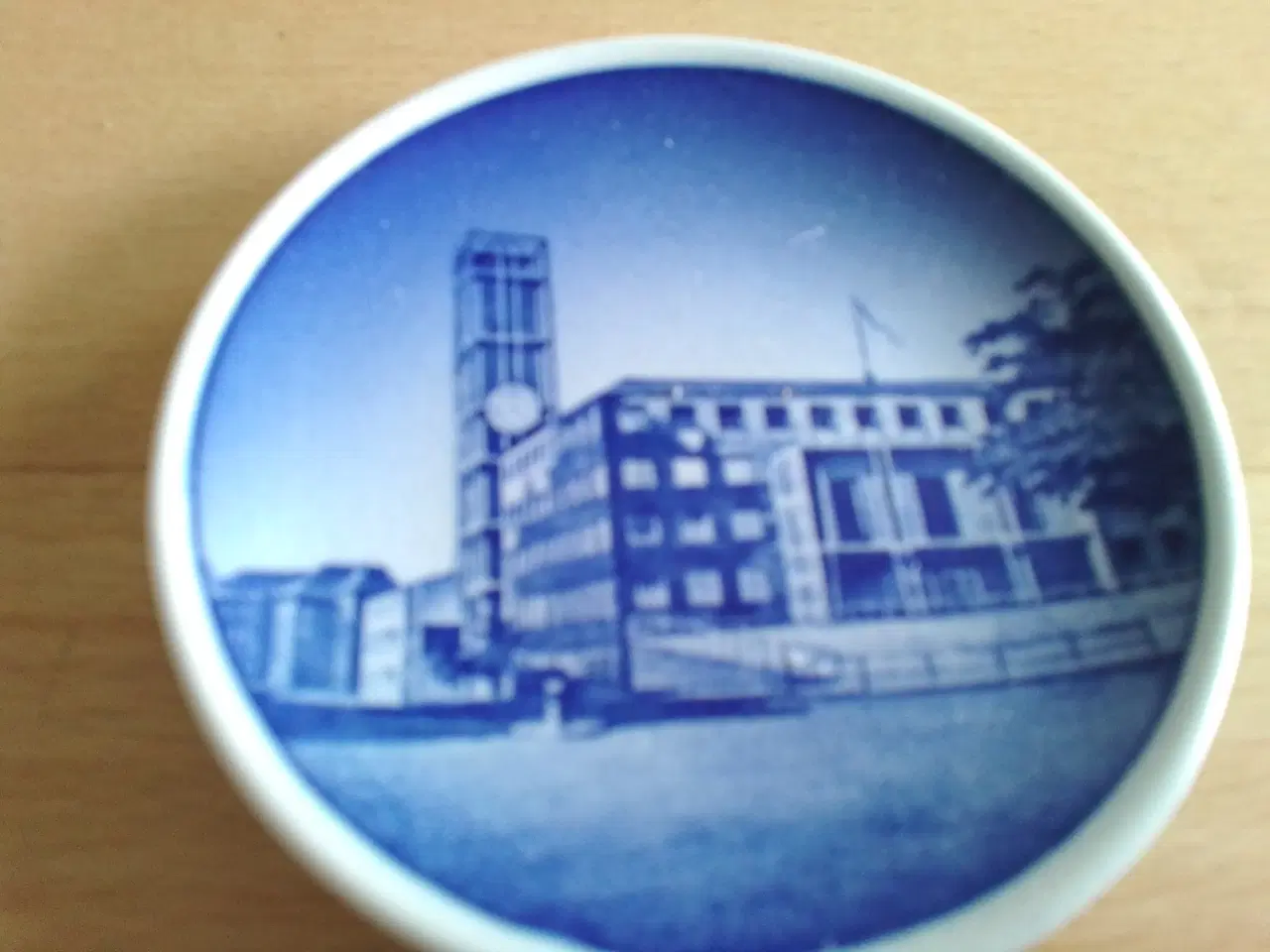 Billede 1 - Lille platte med Århus rådhus