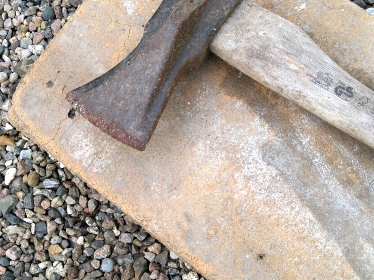Billede 2 - Økse med træskaft længde 71 cm. Pris kun