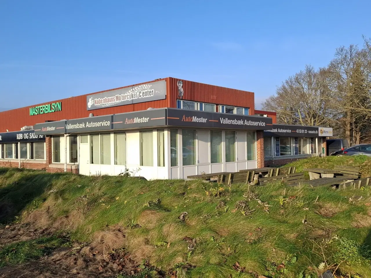 Billede 46 - AUTOVÆRGSTED eller LAGER med store Port. Centralt beliggende ved 2 motorvejstilkørsler. Stort udeareal til præsentation af biler.