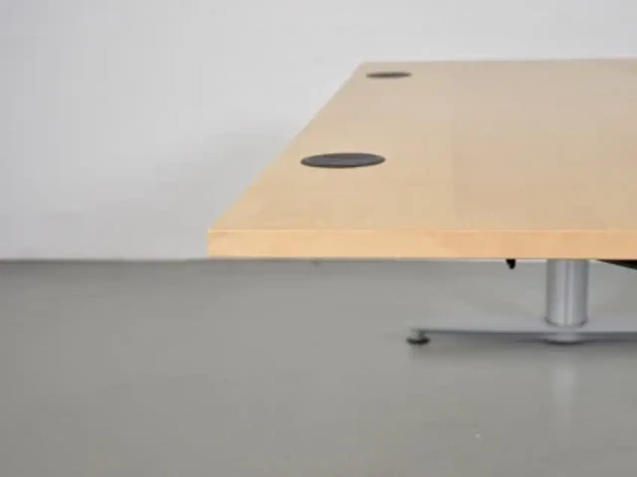 Billede 10 - Kinnarps hæve-/sænkebord med mavebue, 160 cm.