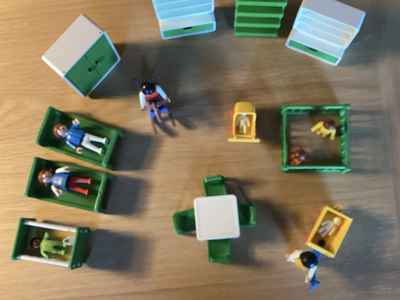 Billede 4 - Playmobil - Dukkehusmøbler og dukker. I alt