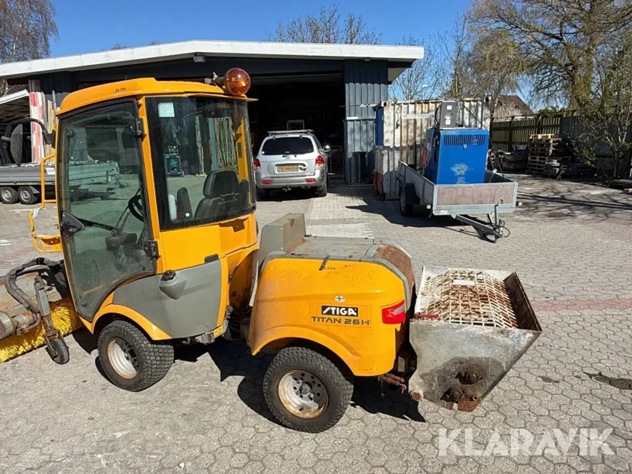 Billede 5 - Redskabsbærer Stiga Titan 26H med kost saltudlægger og klippebord