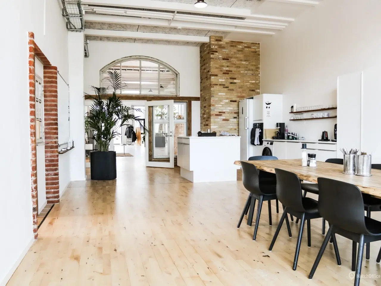 Billede 6 - Højloftet kontor med showroom, lounge eller let lager