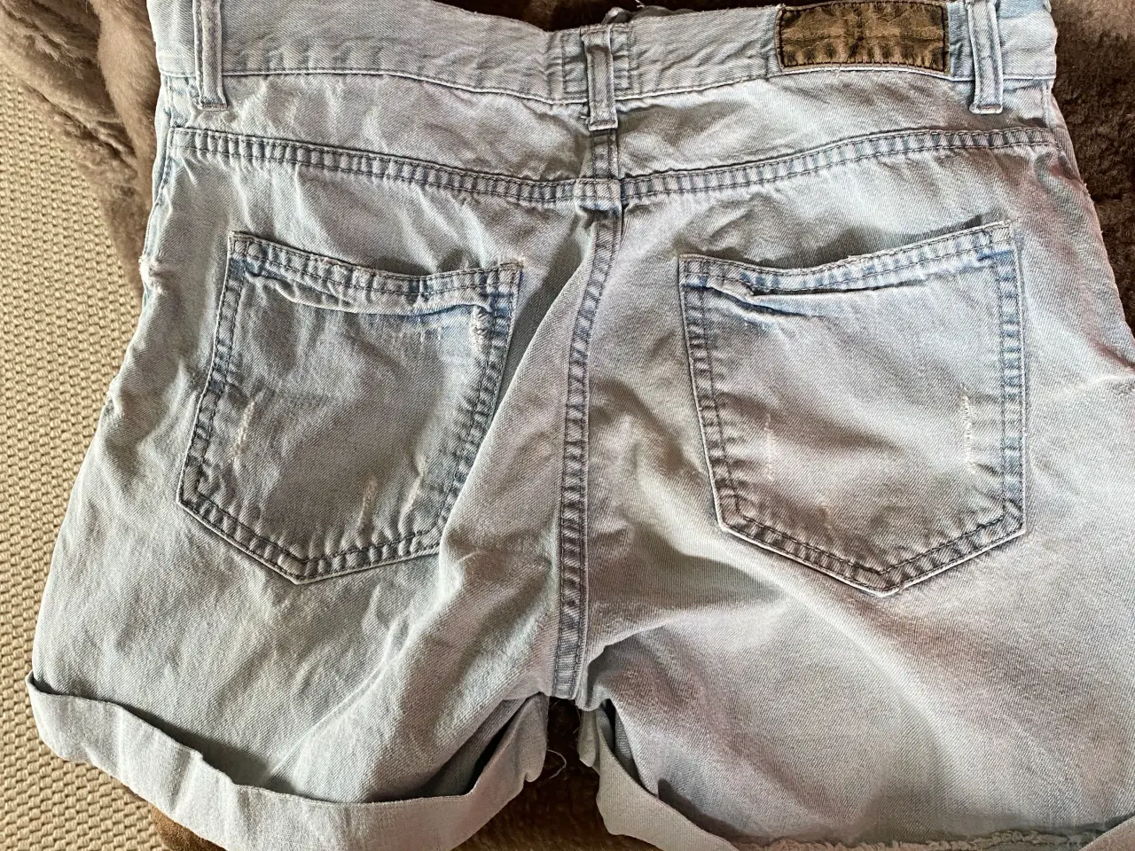 Billede 2 - Denimshorts med 2 forlommer og 2 baglommer sælges