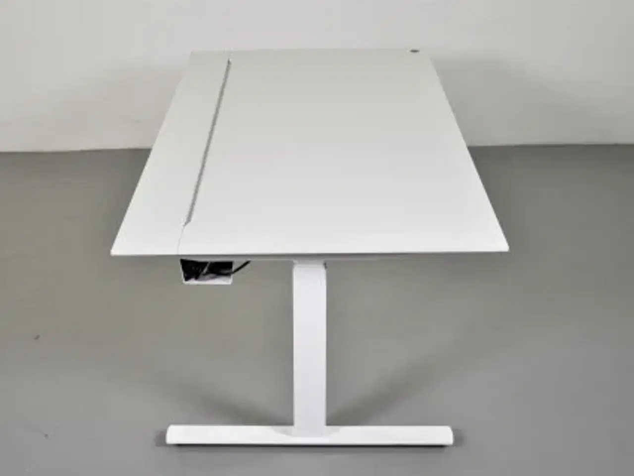 Billede 4 - Hæve-/sænkebord med hvid plade og hvidt stel, 180 cm.