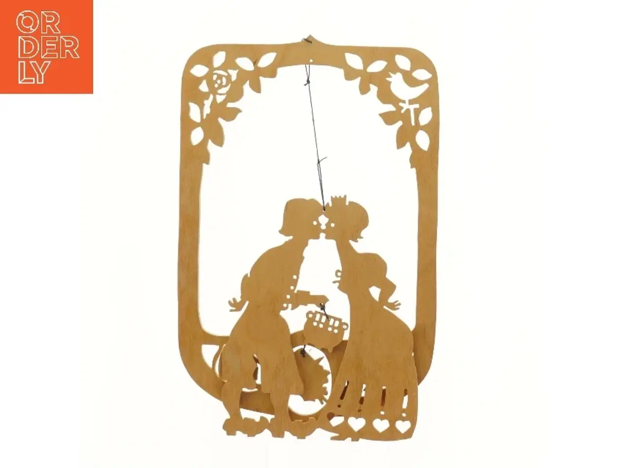 Billede 1 - Træudsmykning med kyssende par (str. 36x23 cm)