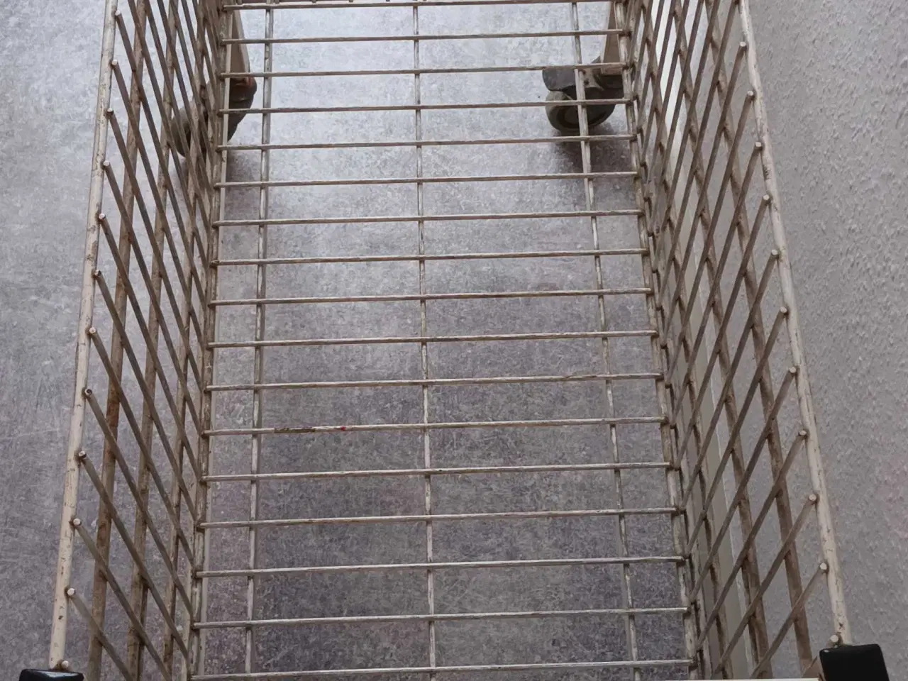 Billede 2 - Trådkurv på hjul