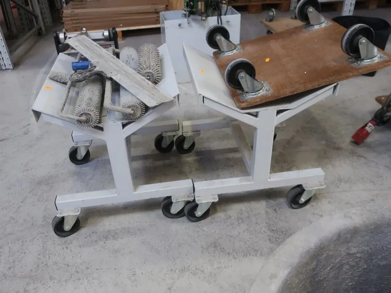 Billede 1 - 2 stk. vogne med indhold