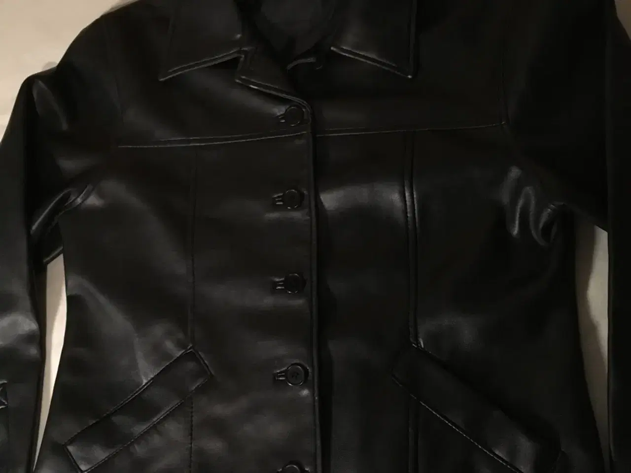 Billede 2 - Sort faux læder jakke til salg