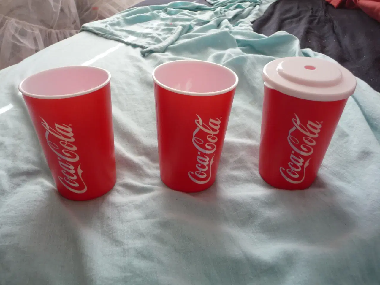 Billede 1 - Coca cola drikke krus og en med plast låg