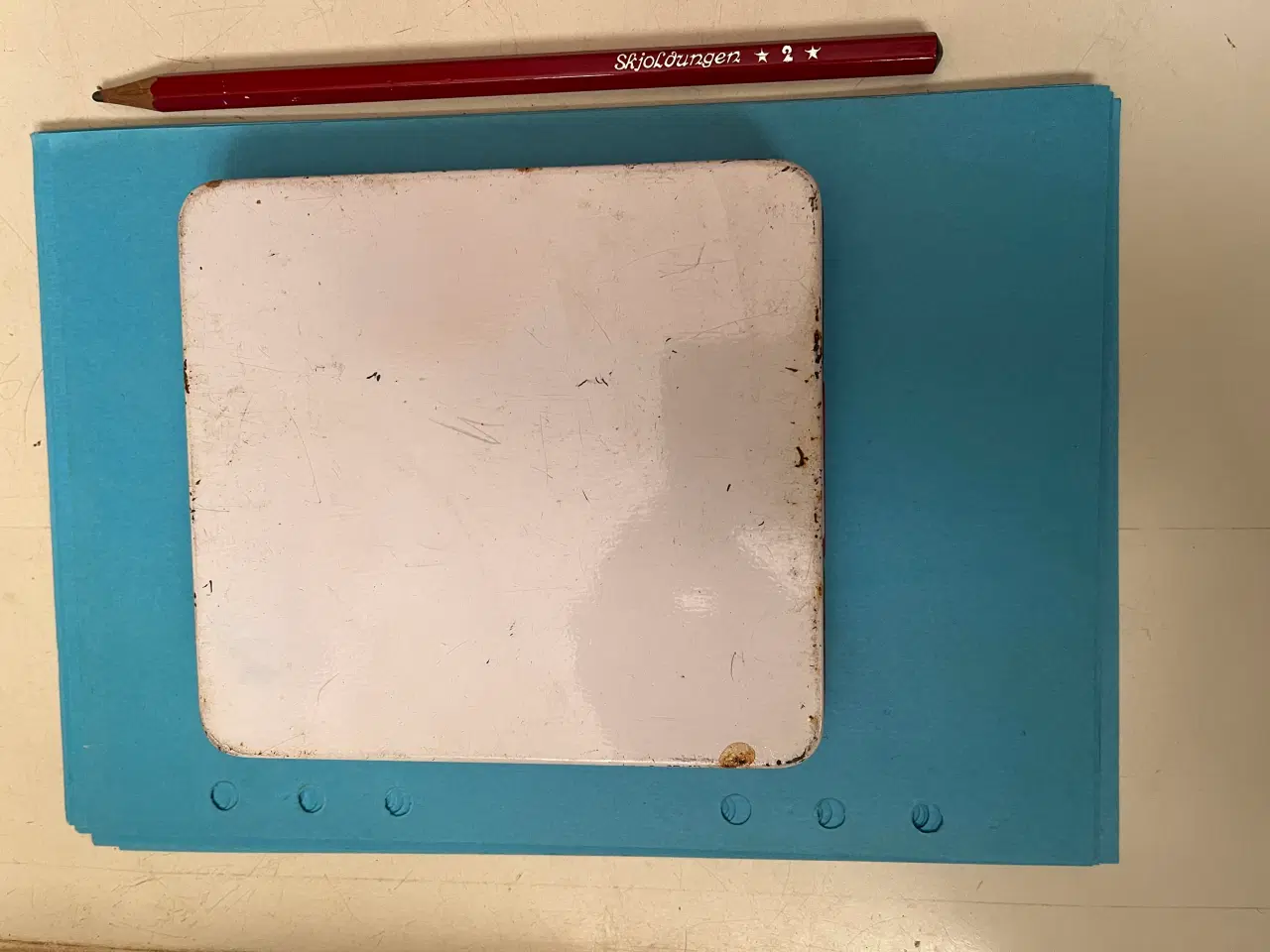 Billede 2 - Gl. blikæske med vippelåg. Giv bud.