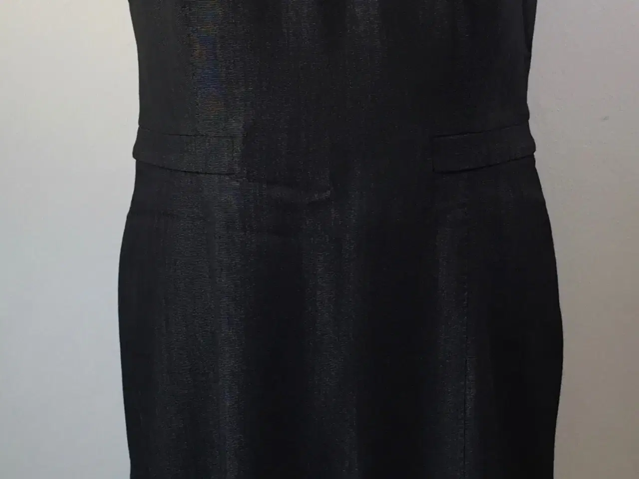 Billede 1 - Hugo Boss, elegant kjole, str 42