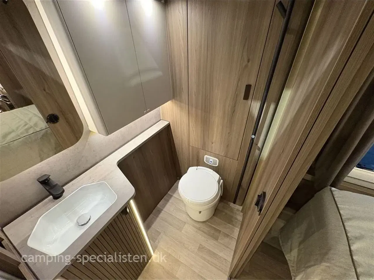 Billede 16 - 2026 - Kabe Imperial 630 TDL E8 Kabe Imperial 630 TDL E8 KS spejlvendt model 2026 kan nu opleves hos Camping-Specialisten