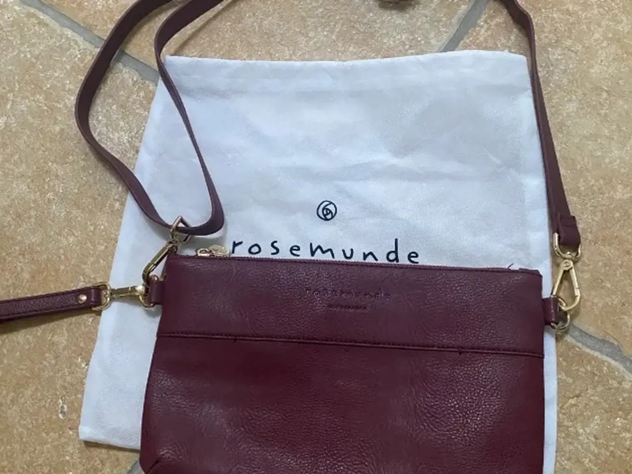 Billede 2 - Crossbody i bordeaux fra Rosemunde