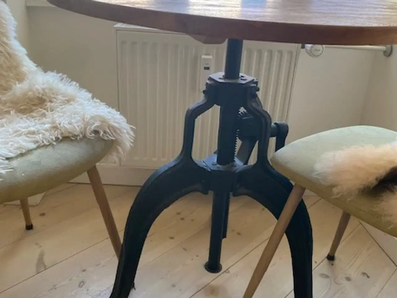 Billede 2 - Flot bord til den lille spisekrog