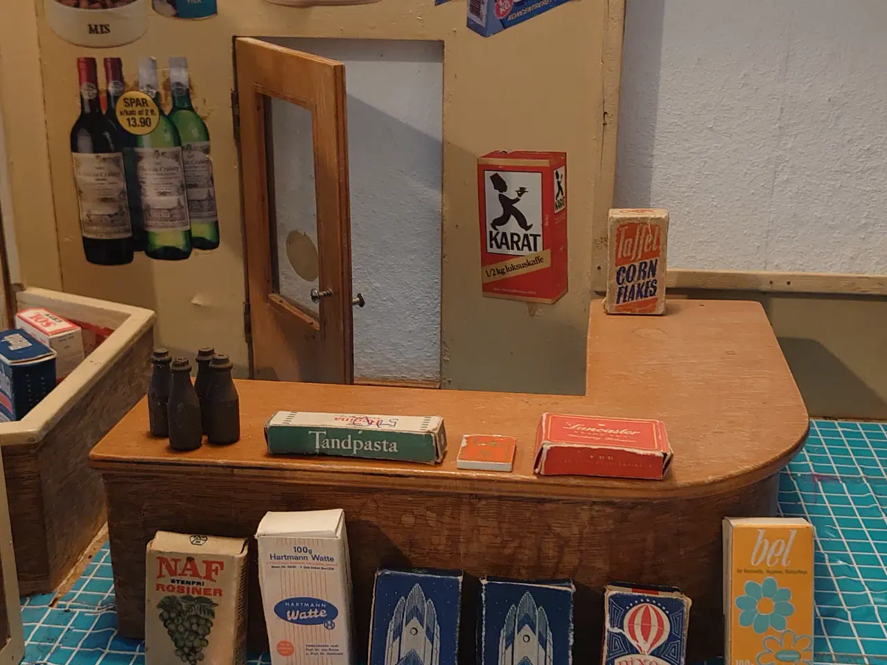 Billede 4 - Gammel købmandsbutik med 63dele.(47,5x30,5xH26)cm