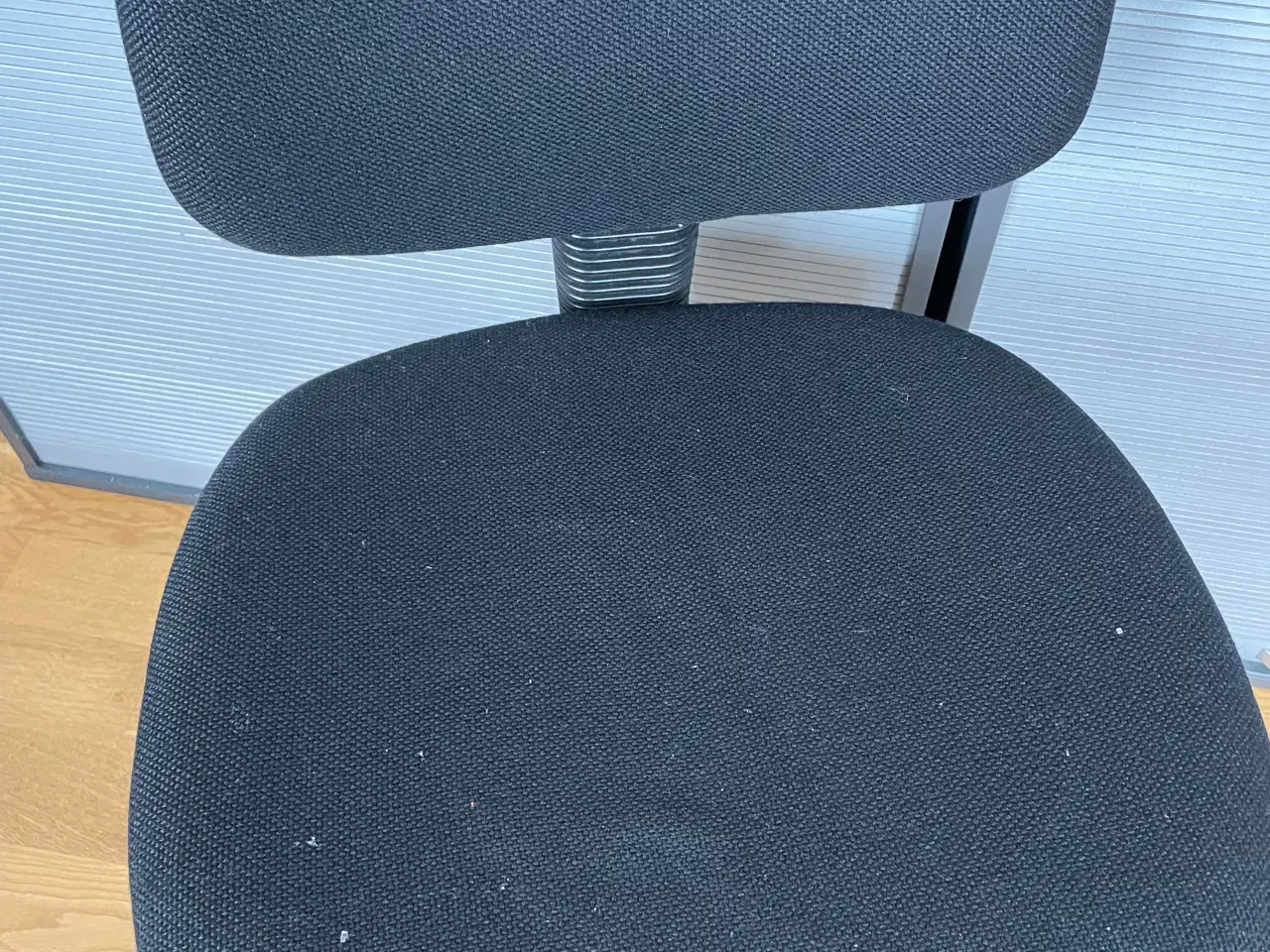 Billede 2 - Kontorstol i sort sælges