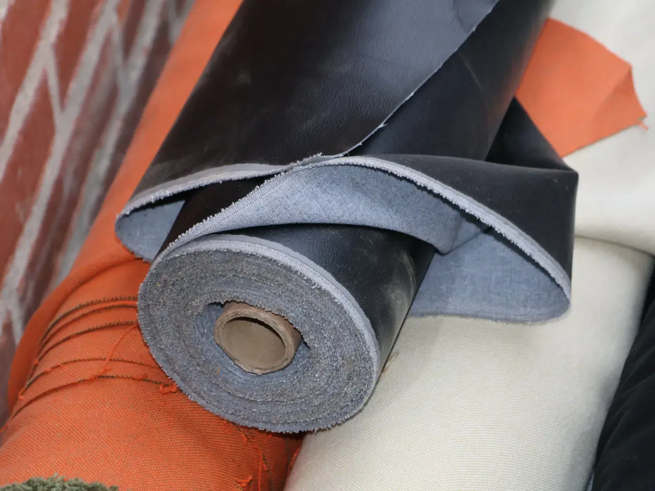 Billede 5 - 6 Ruller stof/kunstlæder m.m. 