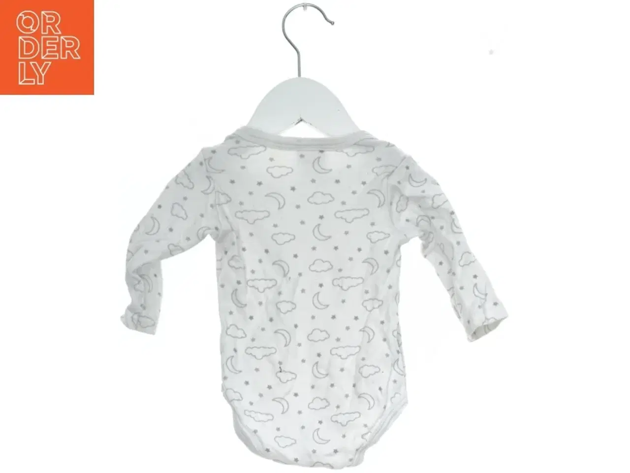 Billede 2 - Baby bodystocking med skyer og stjerner fra Just Too Cute (str. 62)