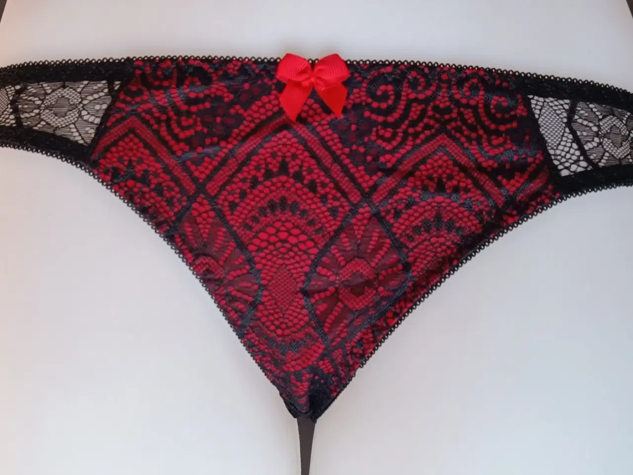 Billede 4 - G-streng med blonde i sort og rød