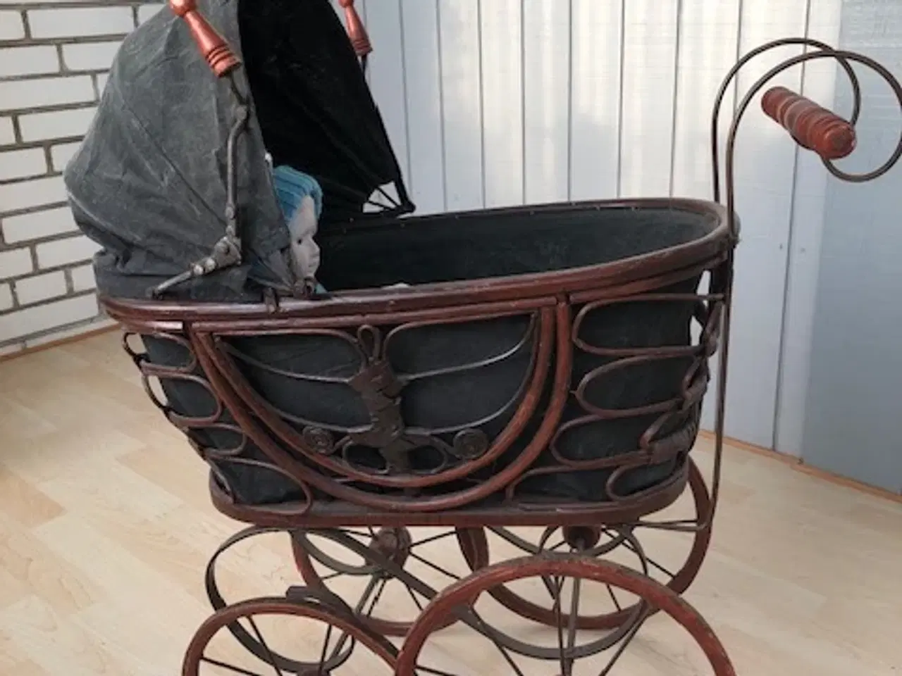 Billede 1 - Gammel dukkevogn med dukke