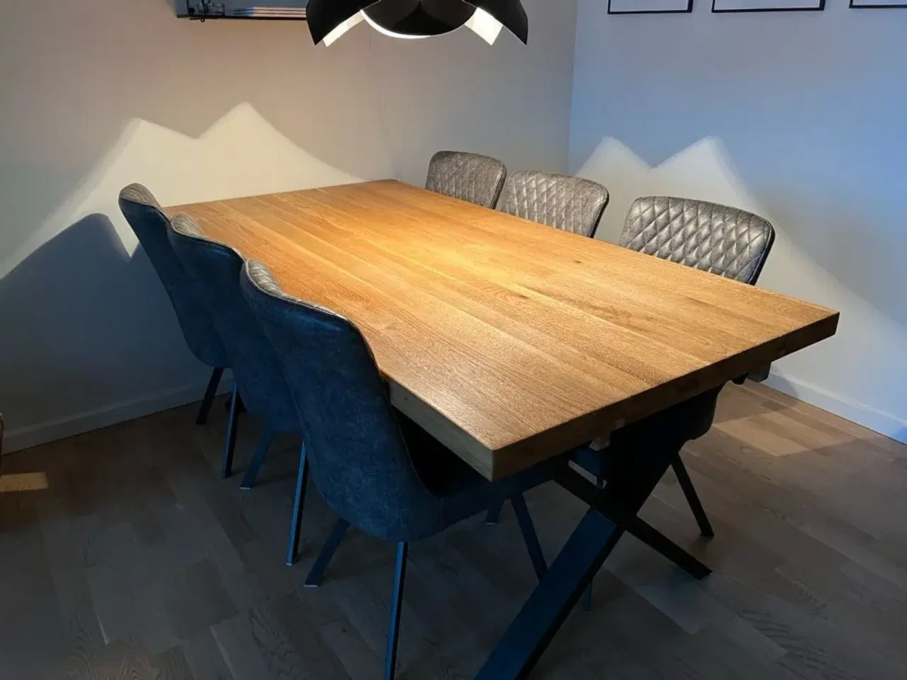 Billede 1 - Solidt spisebord  med 6 stole