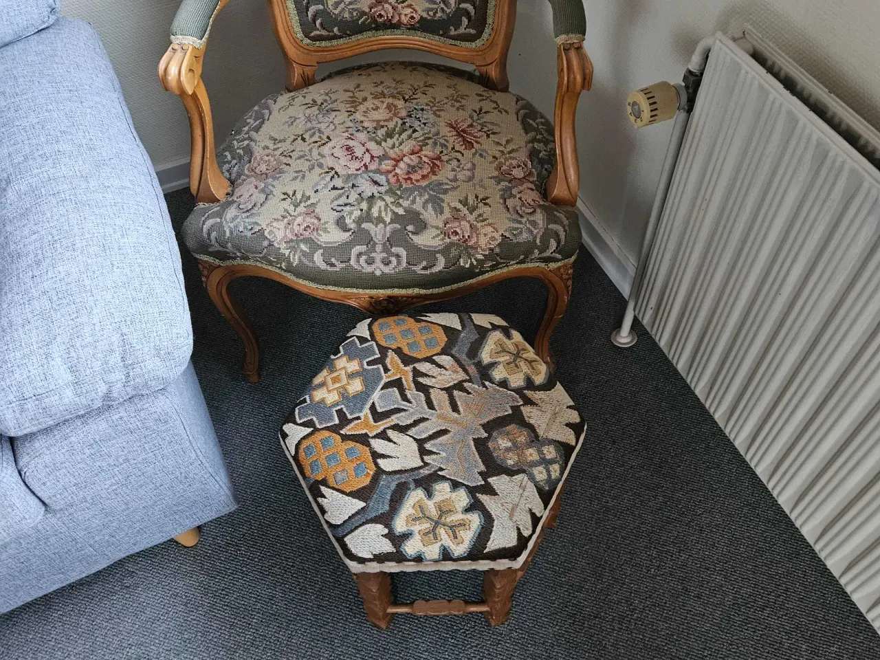 Billede 1 - Stol med fodskammel 