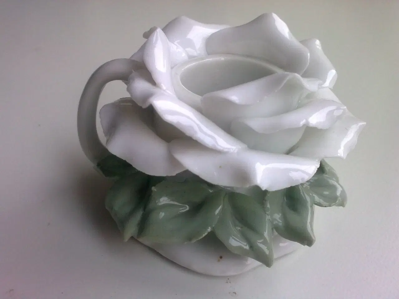 Billede 5 - Håndlavet porcelæn rose lysholder + 6 hvide roser