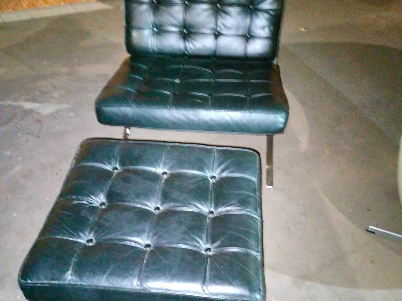 Billede 5 - Lænestol og skammel i sort læder