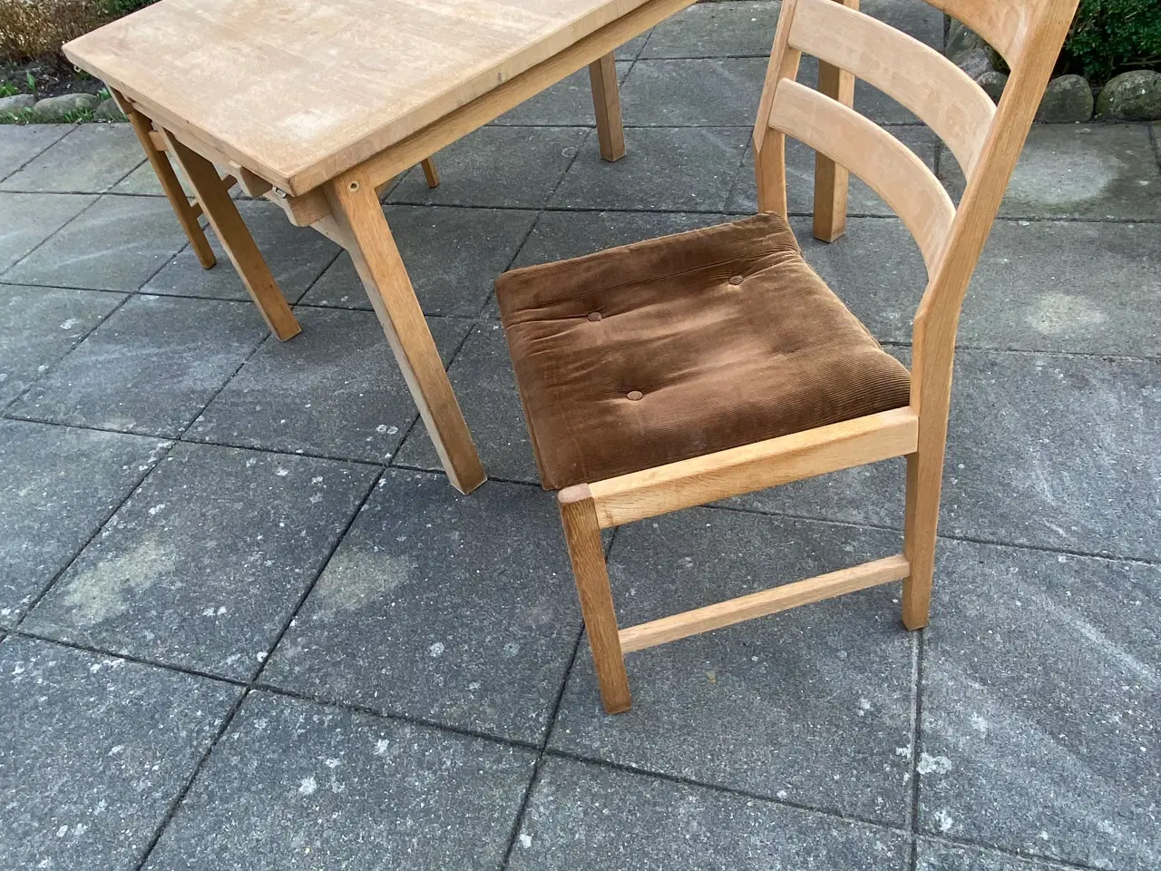 Billede 2 - Spisebord og 4 stole