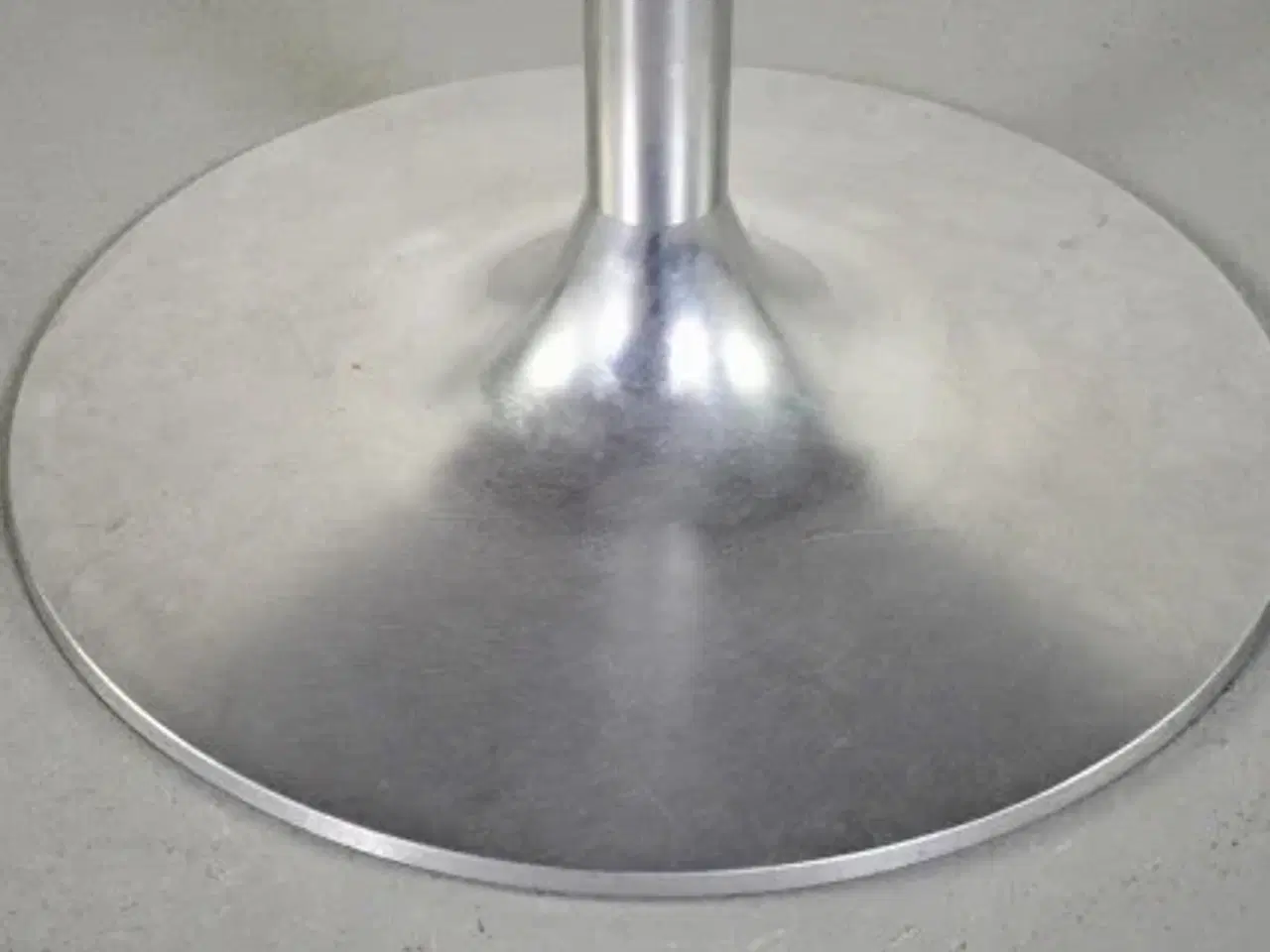 Billede 7 - Rundt cafébord med grå laminat og stål kant