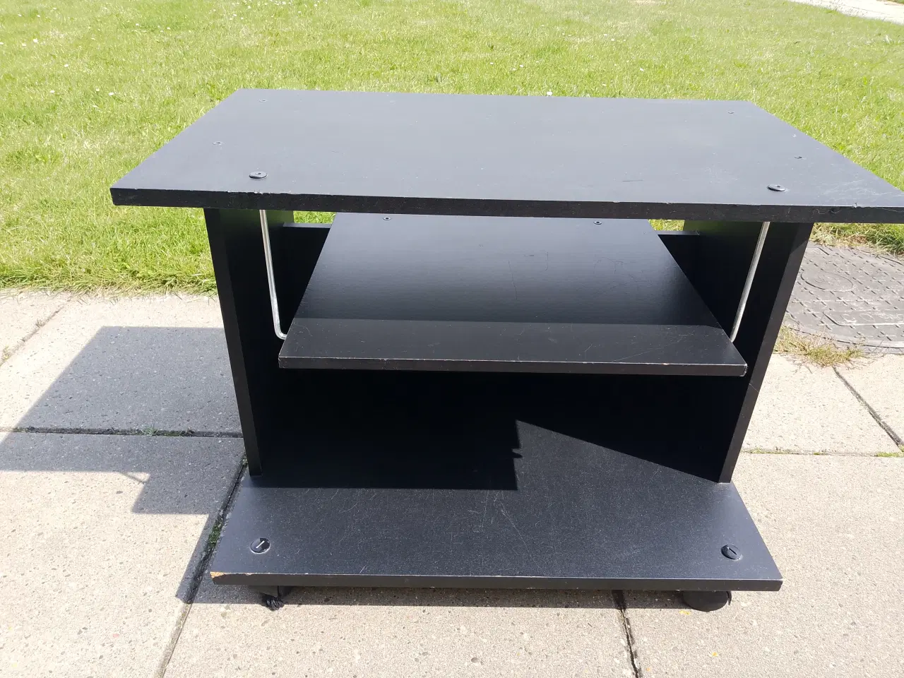 Billede 1 - Tv bord med hjul