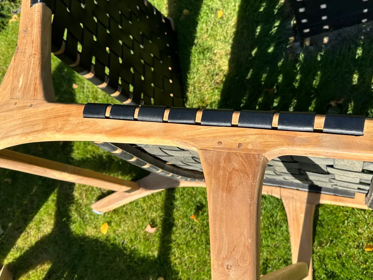 Billede 3 - Loungestole i træ og sort læderflet.