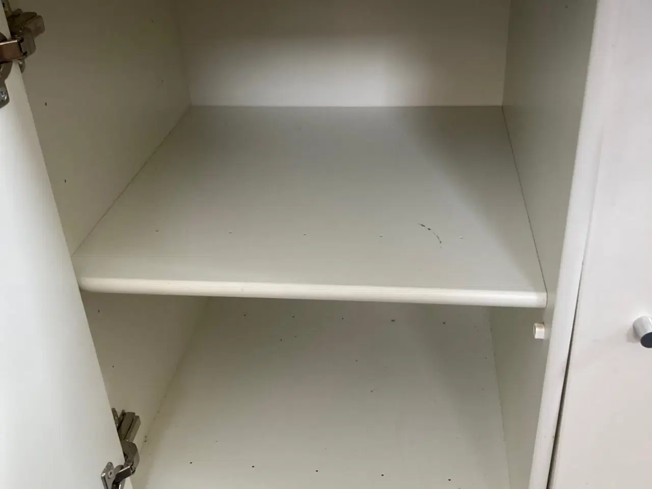 Billede 2 - Montanareol defekt i hængsel i ene låge