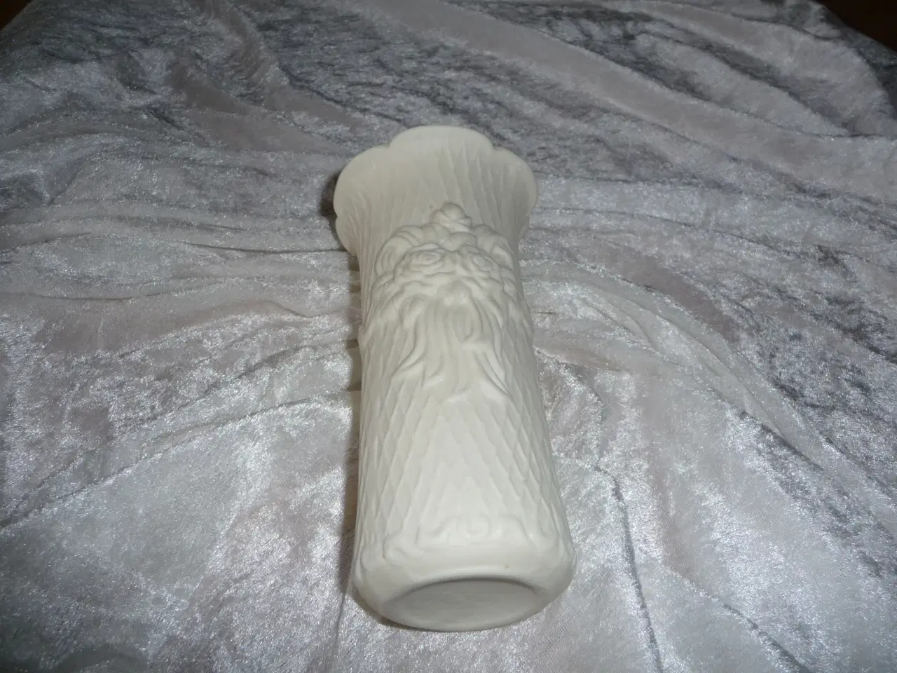 Billede 1 - hvid porcelænvase uden glasur