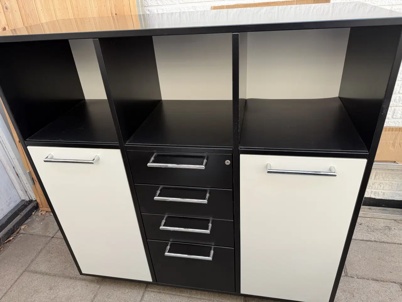 Billede 1 - Sort kontorreol, hvide låger