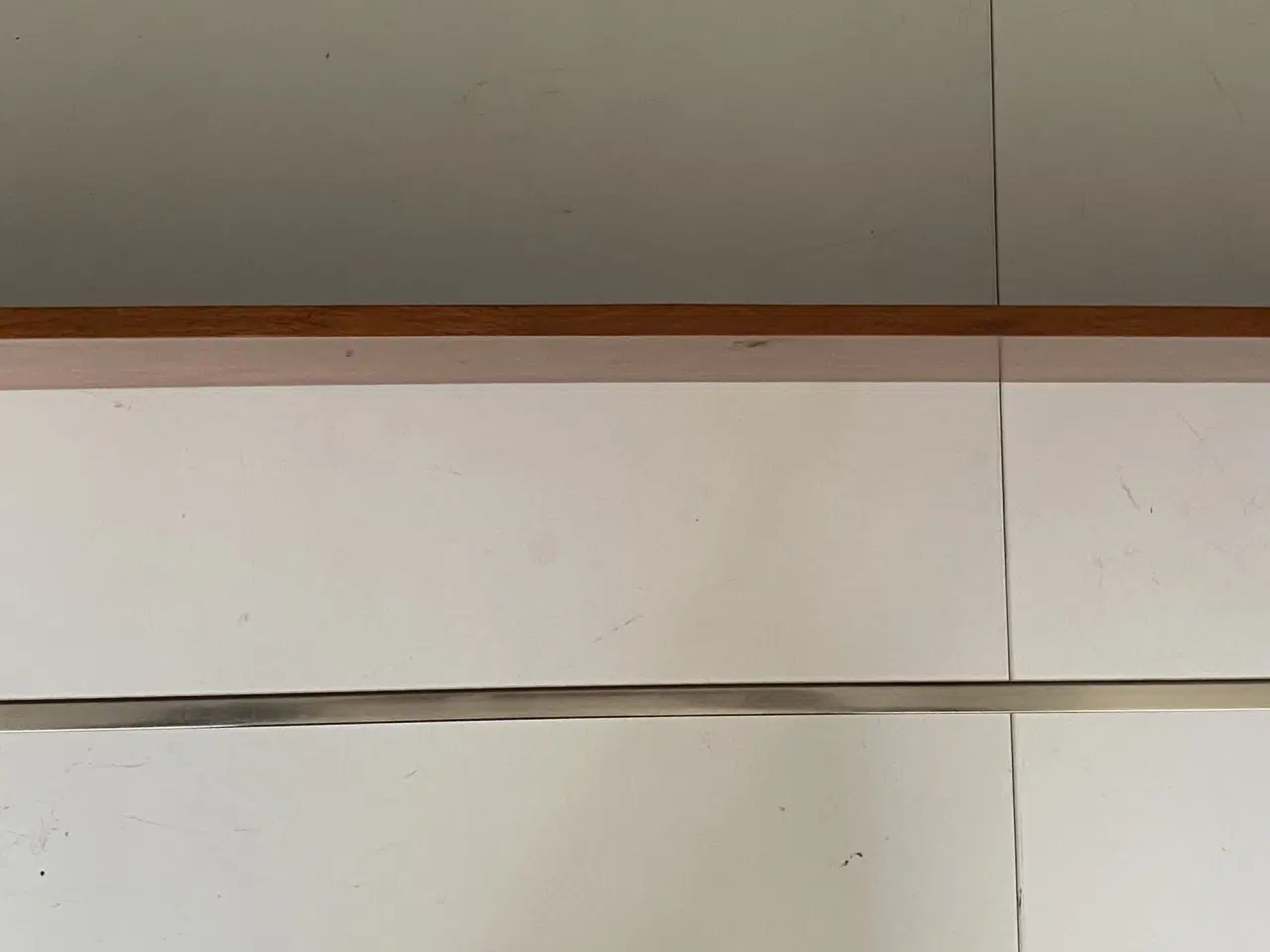 Billede 2 - Væg hylde med håndklædestang