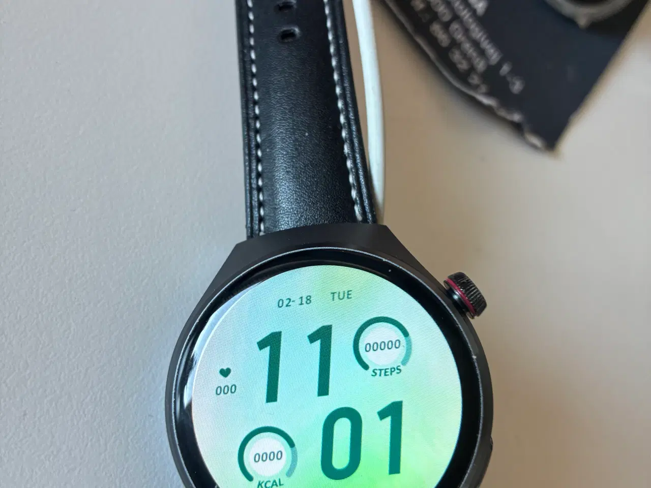 Billede 2 - Smartwatch med rund urkasse og sort læderrem