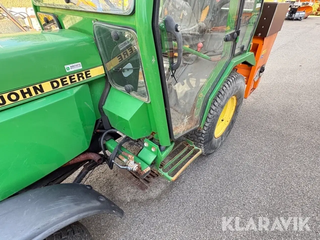 Billede 12 - Traktor John Deere 855 med kost og udlægger