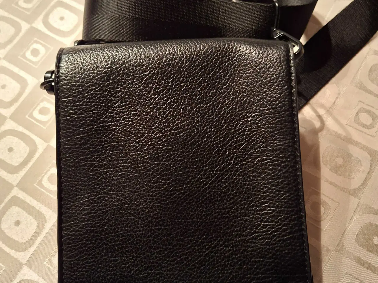 Billede 1 - Flot sort mindre skuldertaske