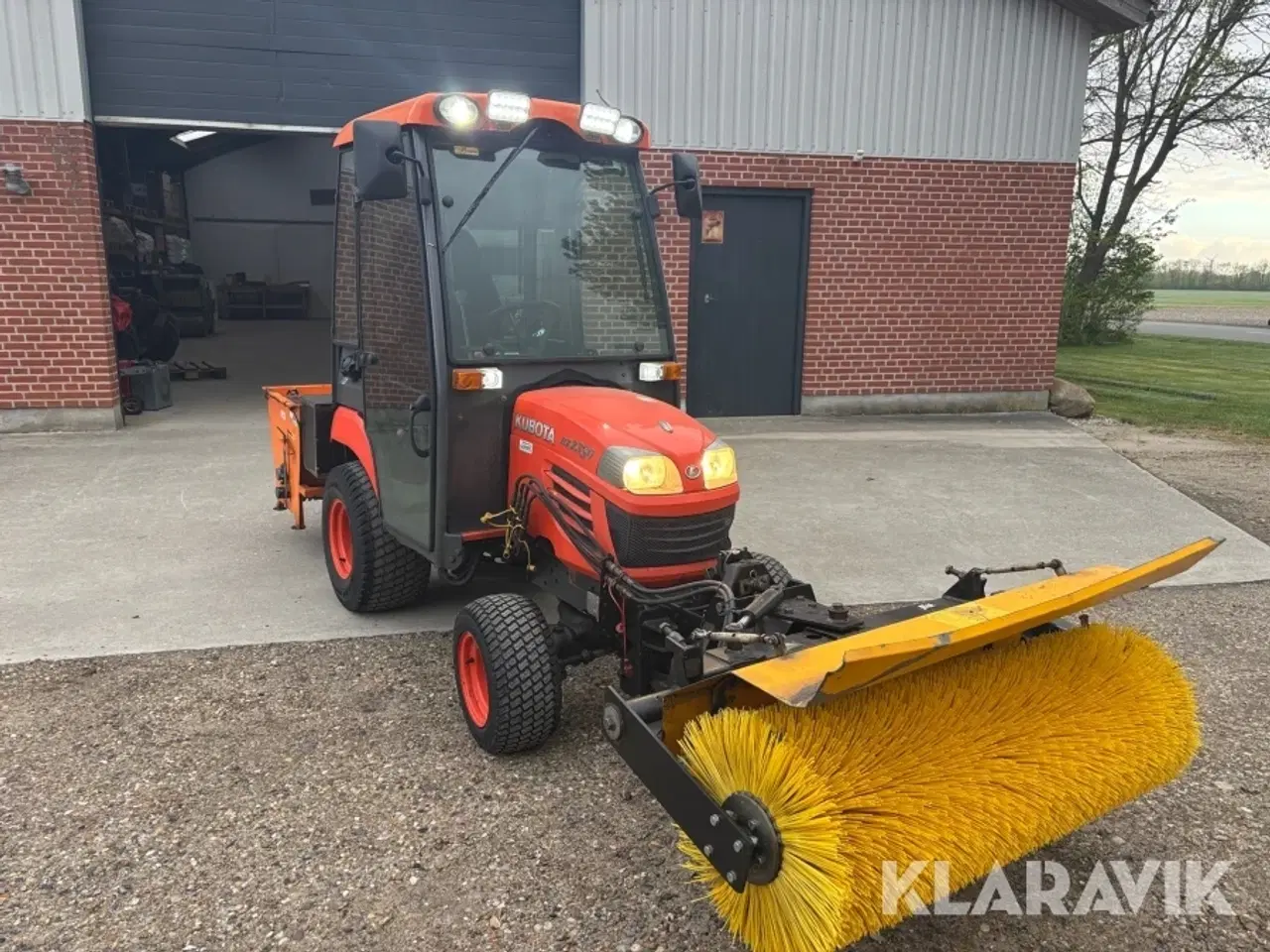 Billede 3 - Traktor Kubota BX 2350 D - inklusiv kost og saltspreder