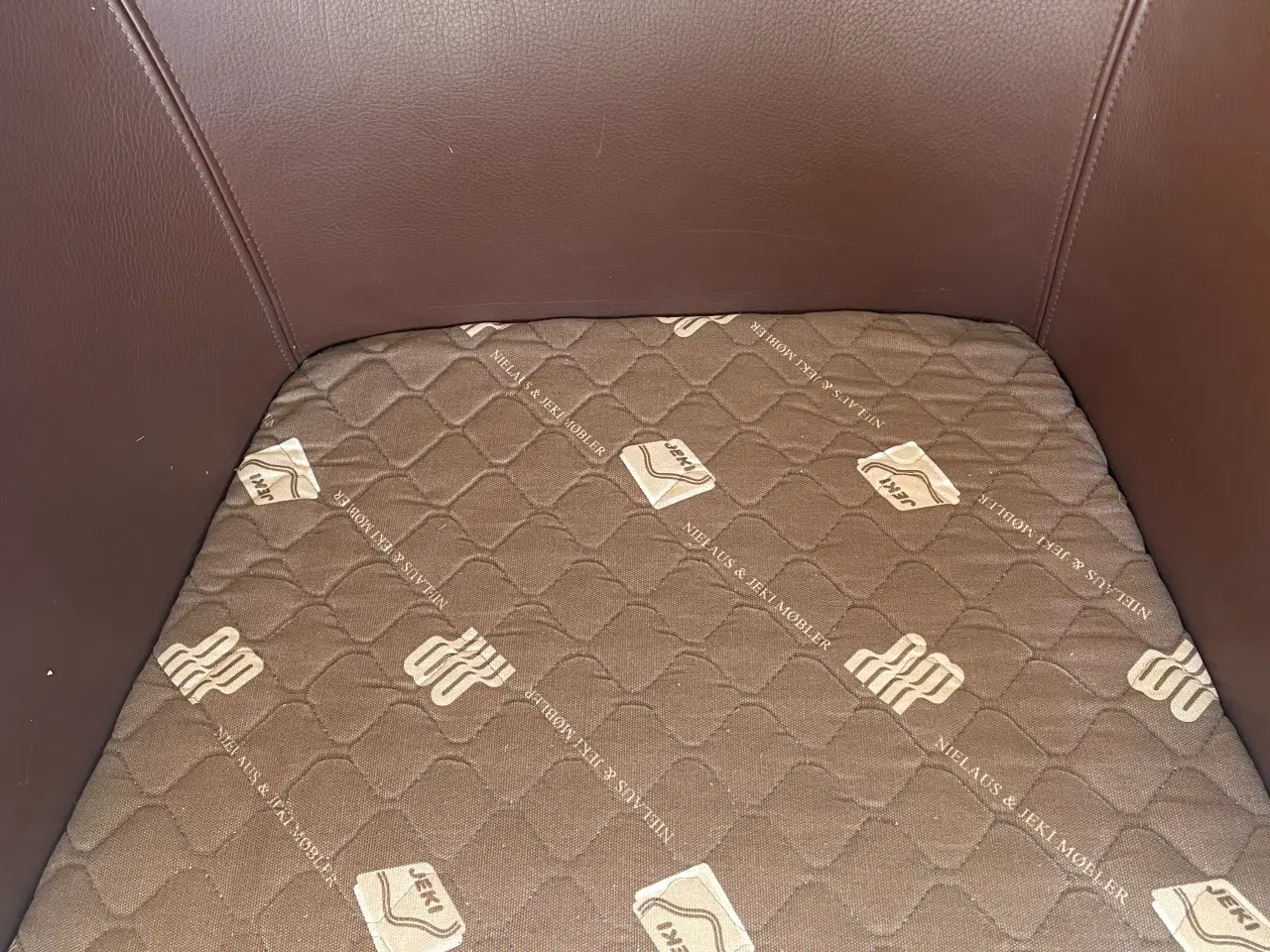 Billede 2 - Flot Lænestol i brun læder og egetræ