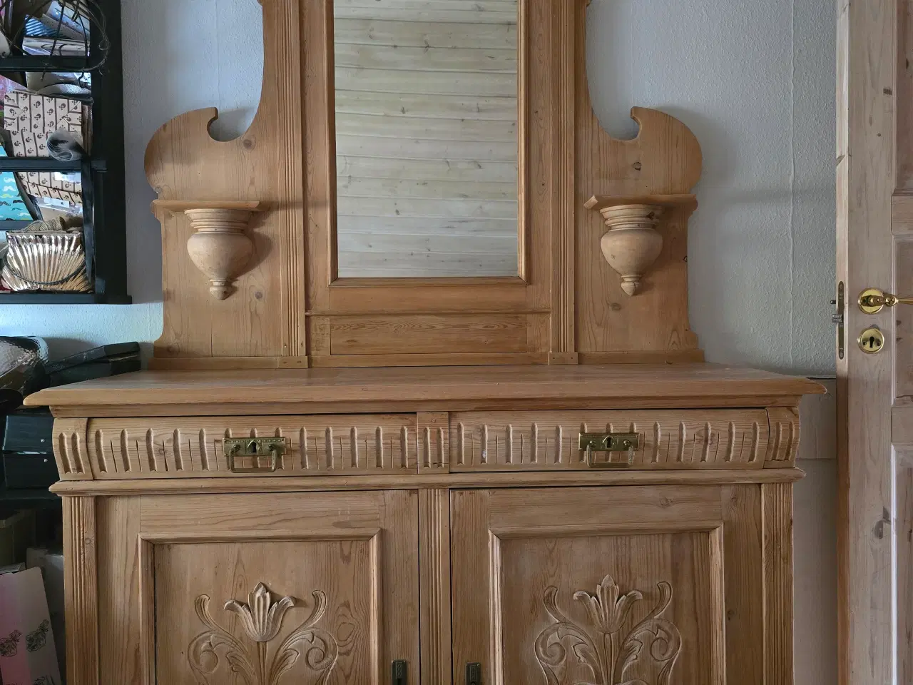 Billede 1 - Høj fyrtræsskænk med spejl