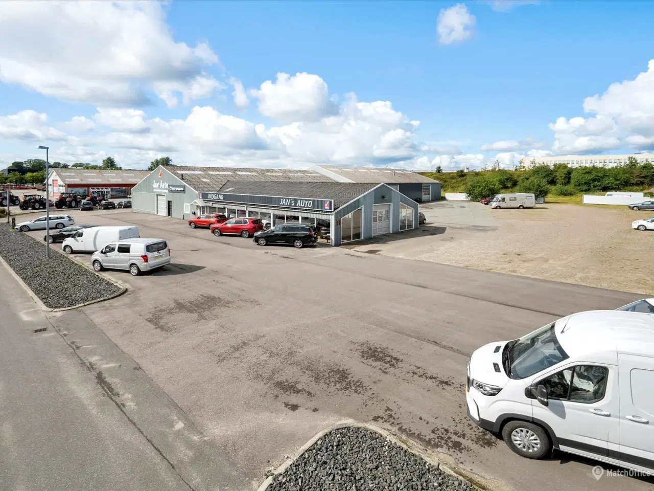 Billede 15 - Bilforretning med meget udenomsplads