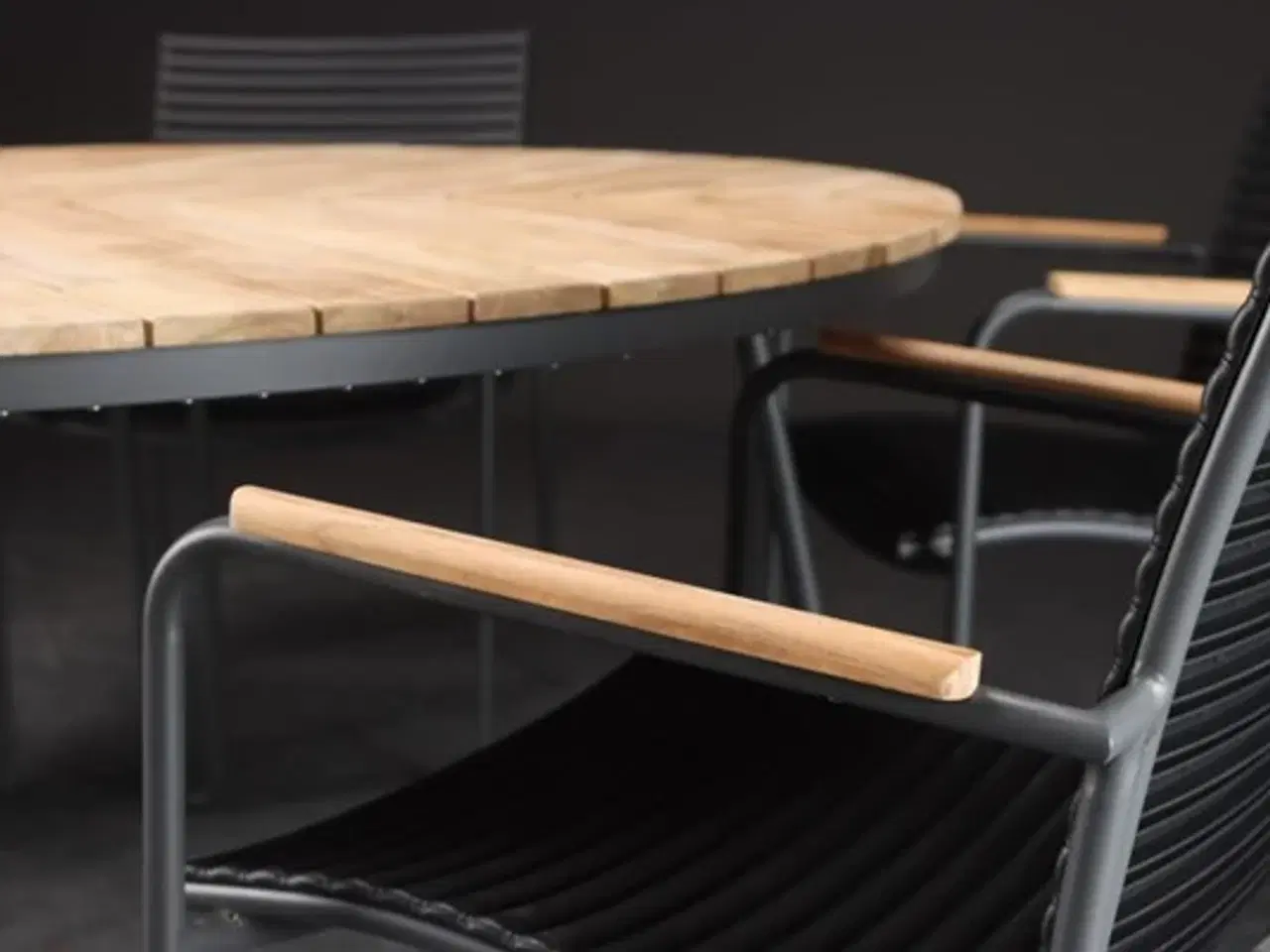 Billede 8 - Havebord samt fire stole 