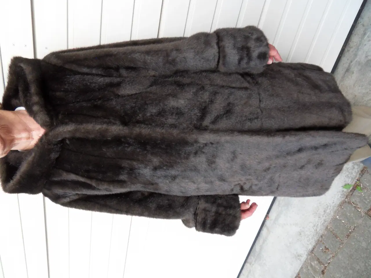 Billede 3 - PELS. Kunstpels med foer og hætte. Perfekt stand