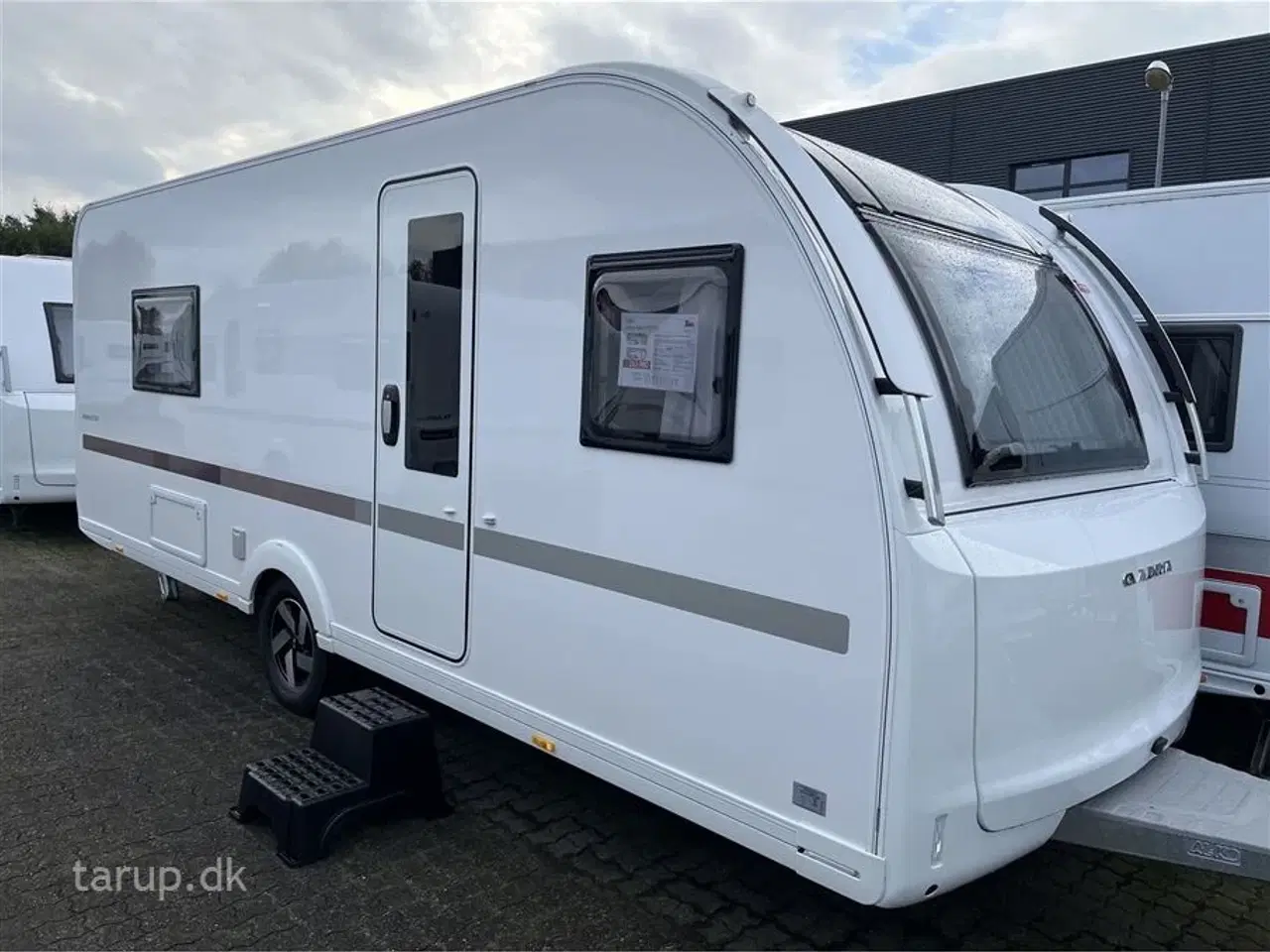 Billede 2 - 2026 - Adria Adora 572 UT   Enkeltsenge med elevation, ende-bade-værelse, panorama-vindue, el-gulvvarme, myggenetsdør, rundsiddegruppe,