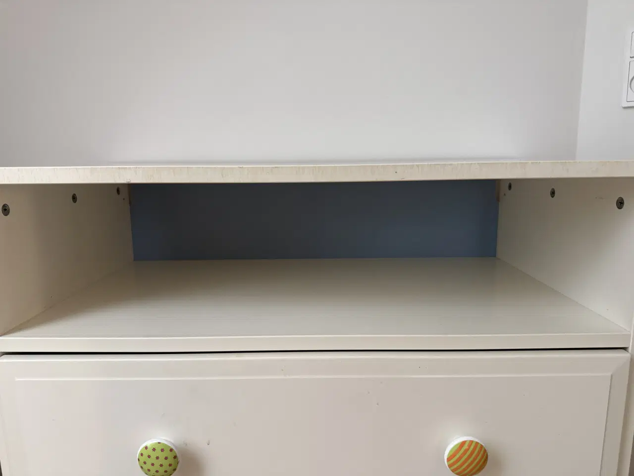 Billede 2 - Hvid Kommode blå bund i skuffer